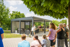 Zahradu čáslavského domova pro seniory doplnila v létě bioklimatická pergola